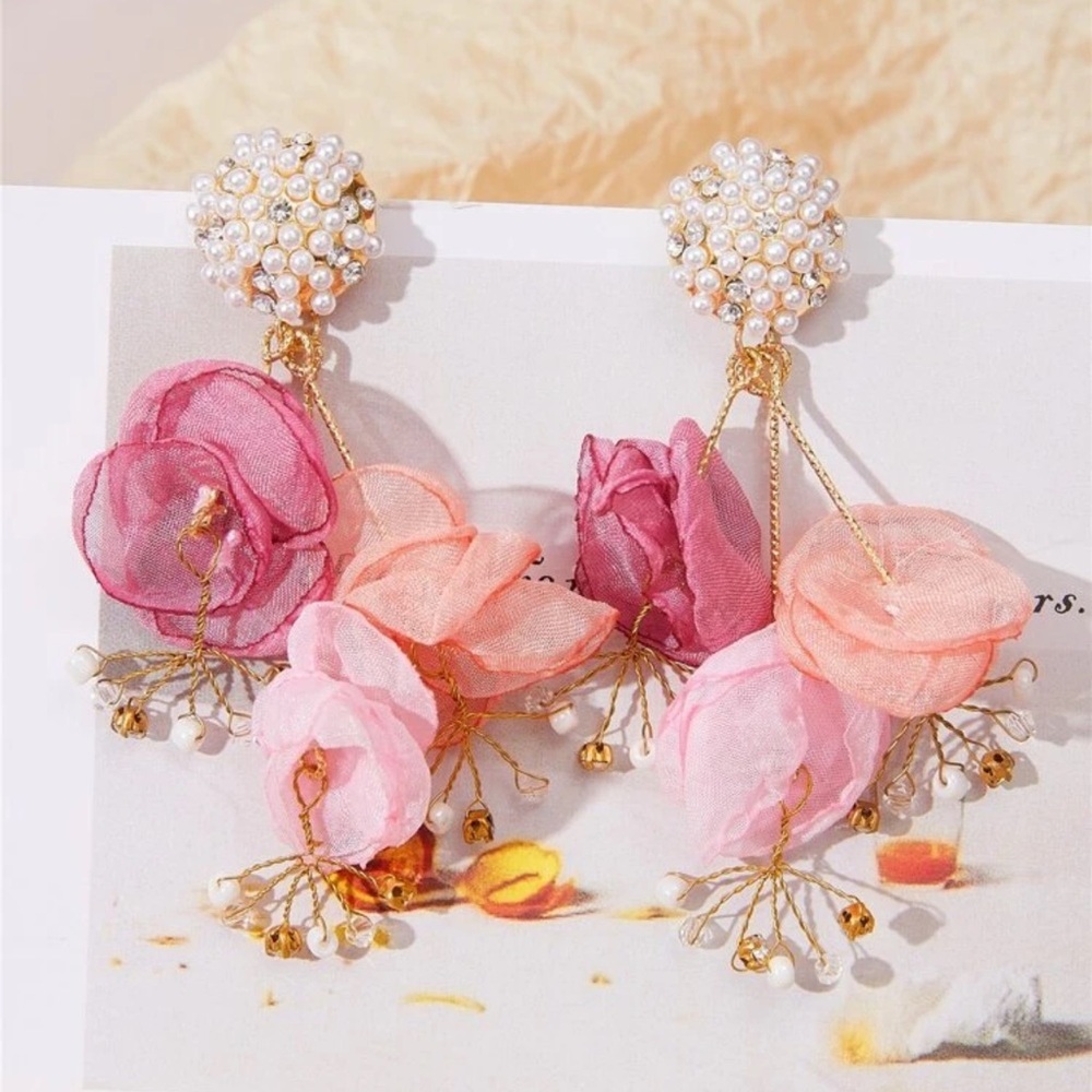1pair Fashionable Vacation Style Wavy Cloth & Faux Pearl Decor Flower Earrings